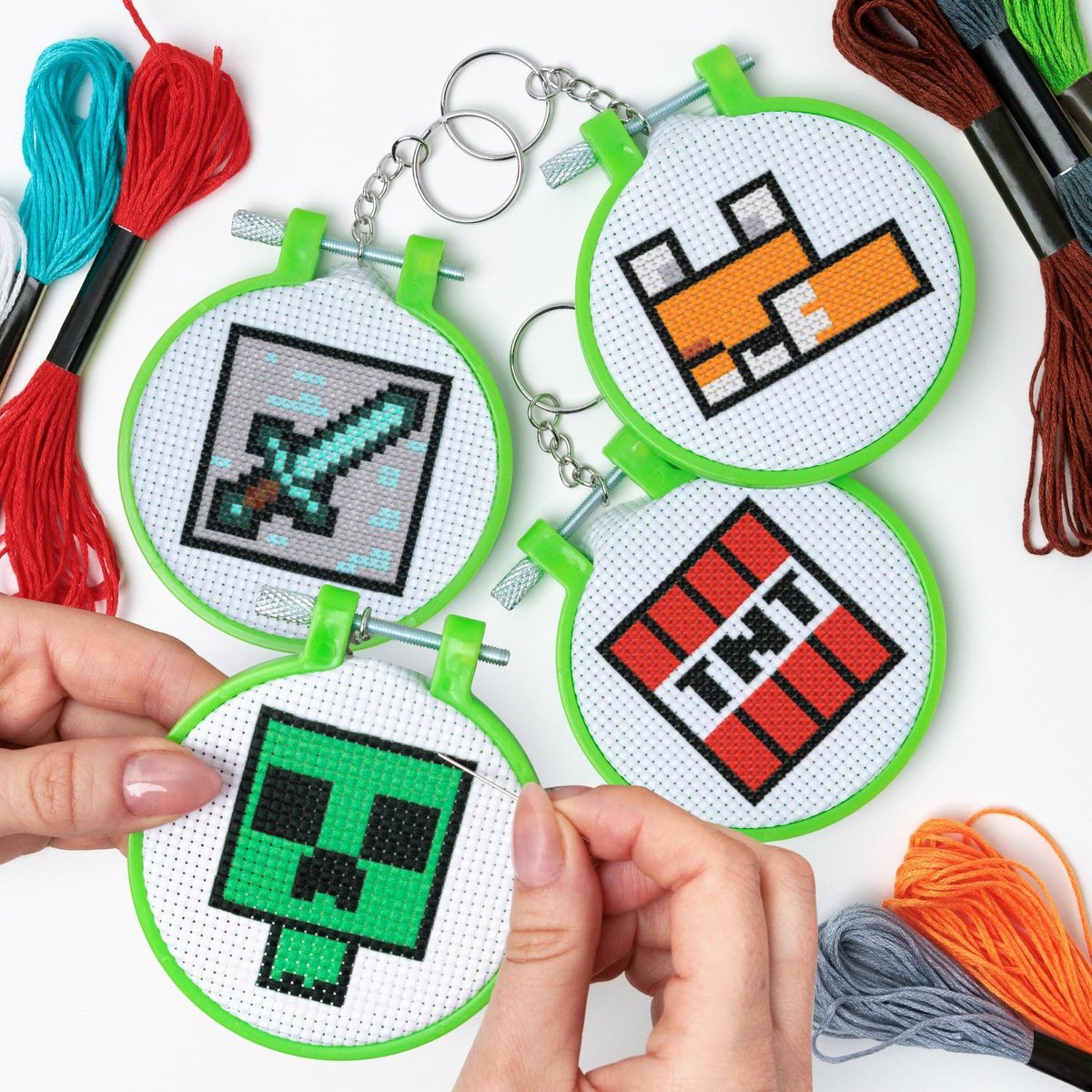 Paladone Minecraft cross stitch charms set (4‑pack) – officieel gelicentieerde diy knutselset met creeper, tnt, fox sword-