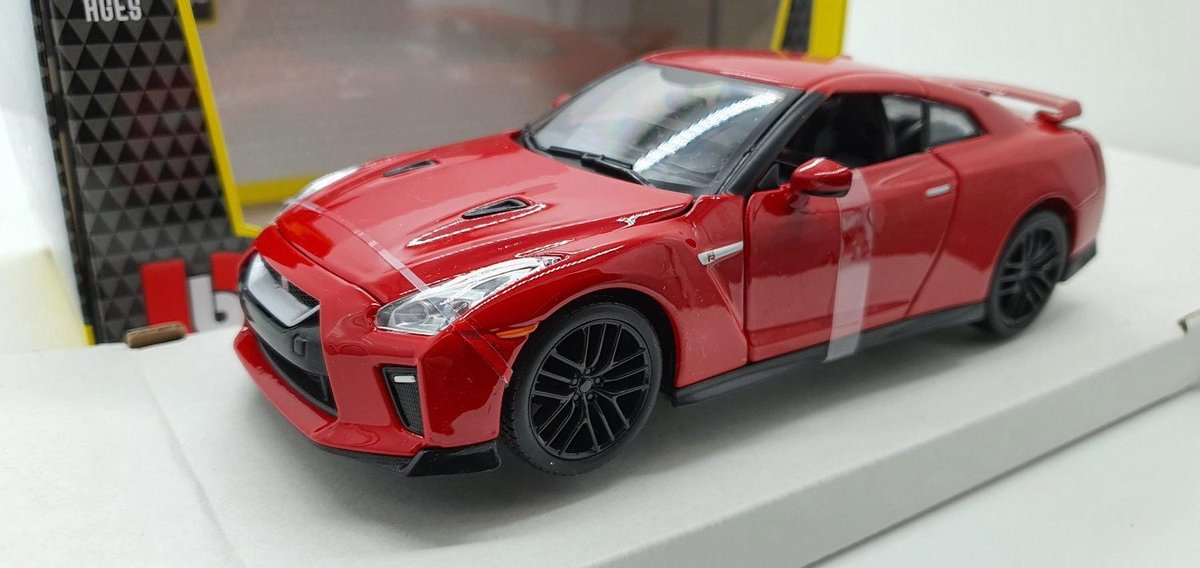 Bburago Nissan gt-r rood 2017 1:24