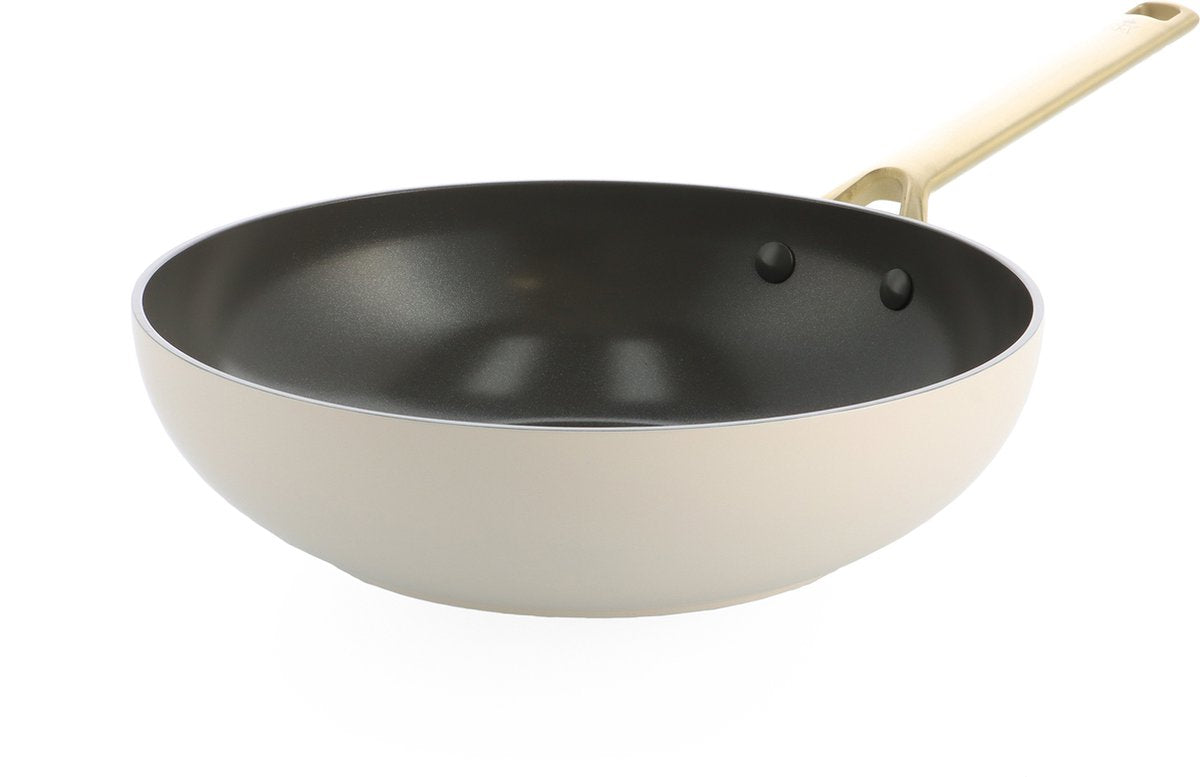 BK sublime wokpan 28cm - 3.7l - pfas-vrije antikleeflaag - wokpan inductie - keramische pan -ovenbestendig tot 220°c - gouden stainless steel handgrepen - zonder deksel - crème