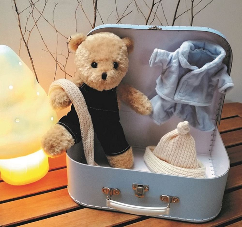 Egmont Morris met kleding in koffer. 29x