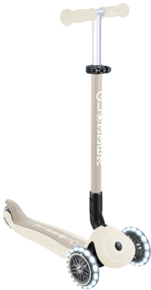 Globber Meegroeistep - go up active lights coconut - beige - lichtgevende wielen - met duwstang - in hoogte verstelbaar - vanaf 15 maanden tot 9 jaar