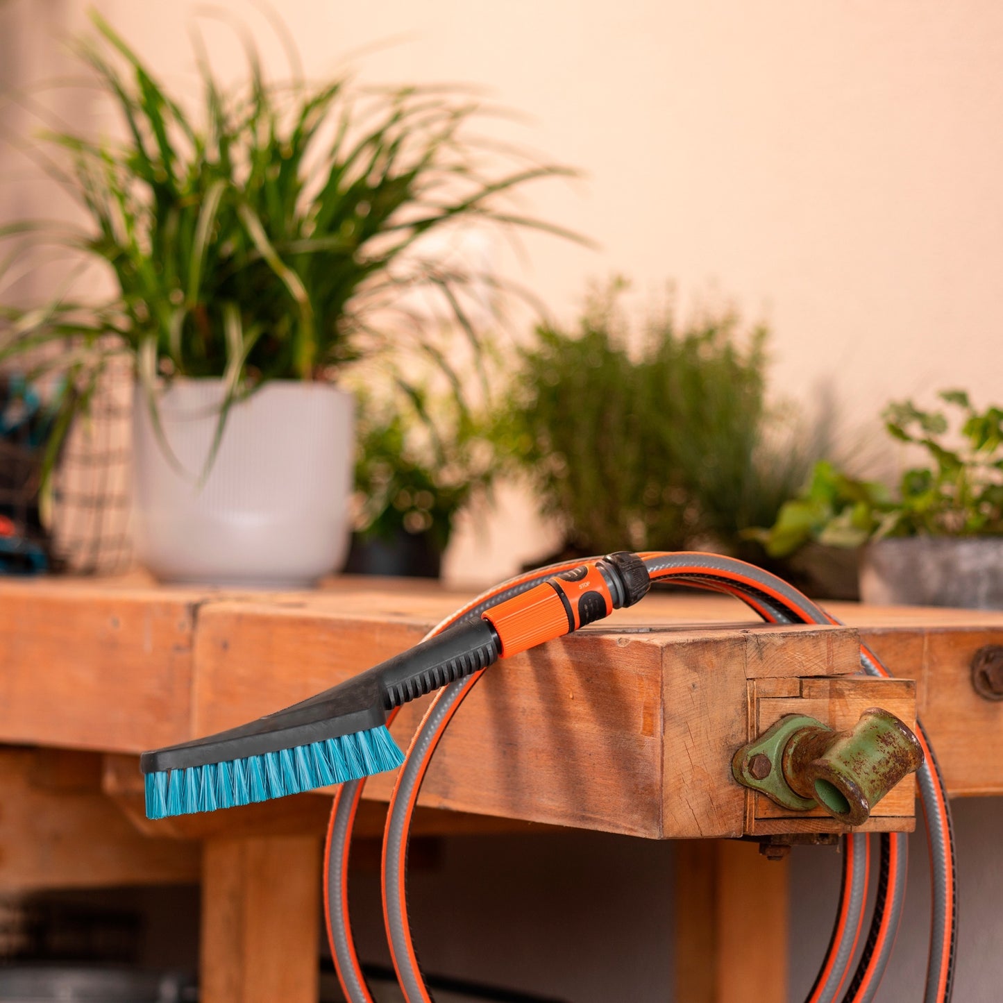 GARDENA cleansystem handborstel s hard, met slangaansluiting wasborstel (grijs turquoise, 18844-20)