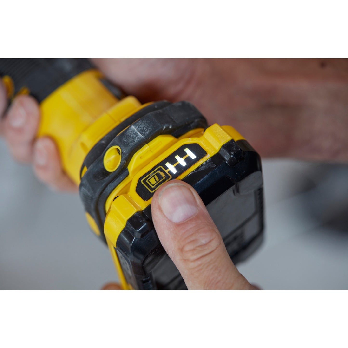 Stanley fatmax v20 18v multitool multifunctioneel gereedschap (geel zwart, koffer, 2 accu's (2.0ah) en oplader (2a) inbegrepen)