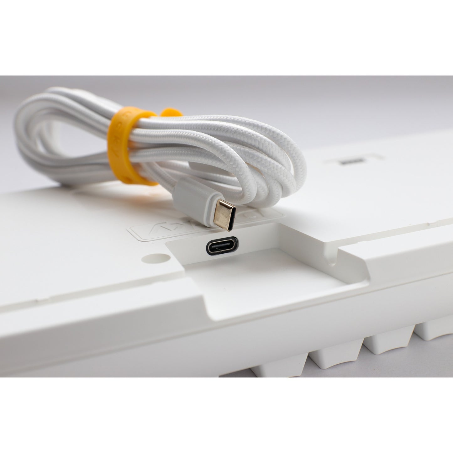 Ducky one 3 classic pure white rgb mechanisch toetsenbord (wit, us lay-out (qwerty), cherry mx speed silver, 100%, rgb led, double-shot pbt, hot-swappable, quack mechanics)