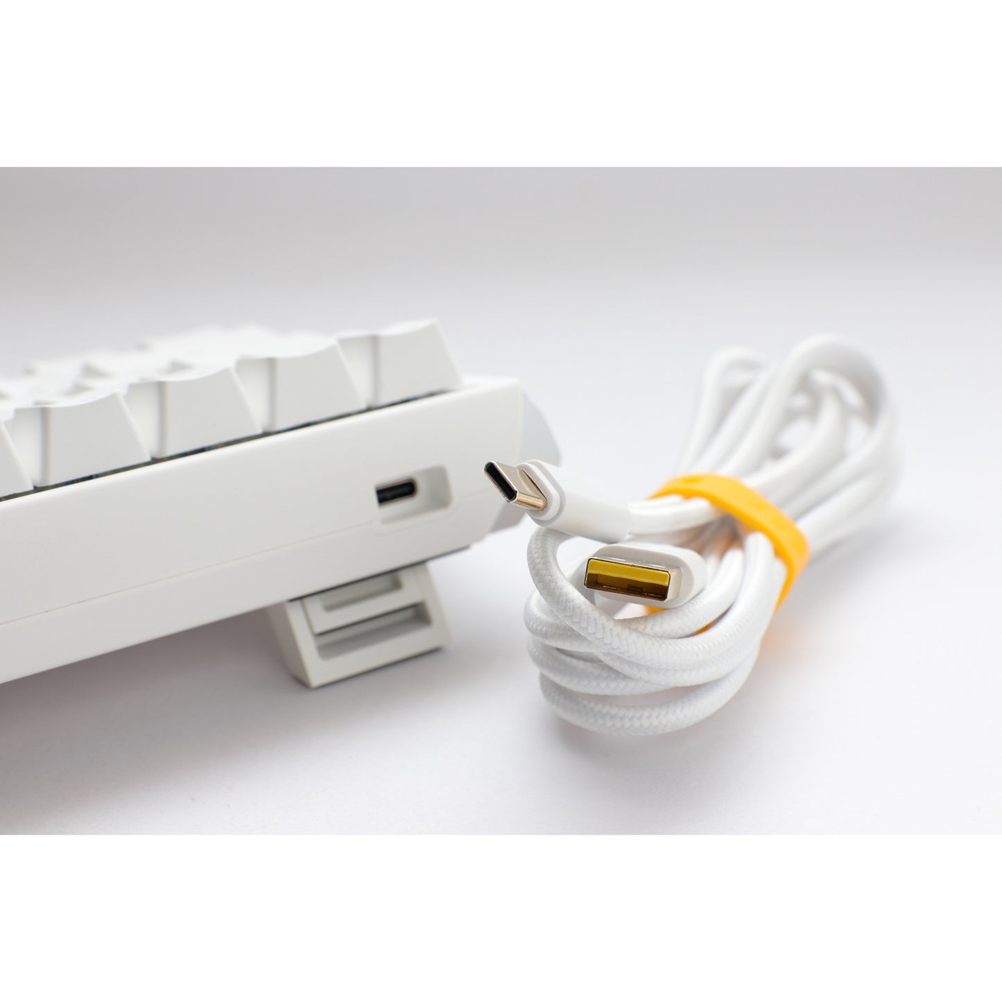 Ducky one 3 classic pure white sf rgb mechanisch toetsenbord (wit, us lay-out (qwerty), cherry mx brown, 65%, rgb leds, double-shot pbt, hot-swappable, quack mechanics)