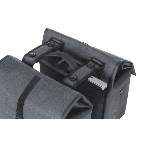 Basil Dubbele fietstas urban dry mik 50 liter - charcoal