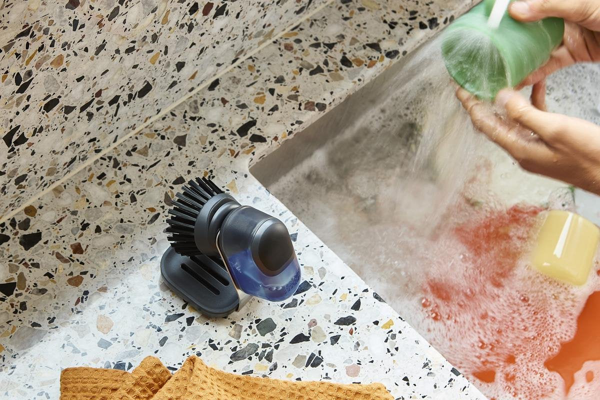 Joseph Joseph - sinktech palmborstel met zeepdispenser en standaard - roestvast staal - transparant -