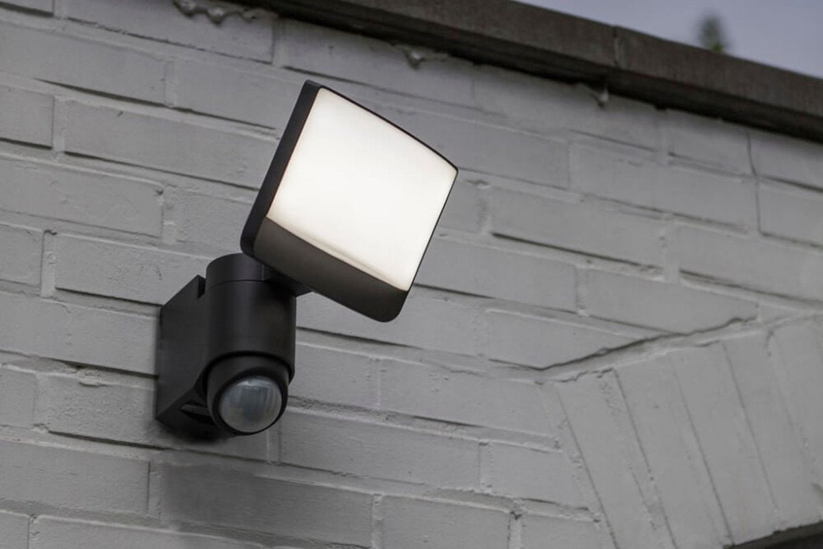 LUTEC sunshine - led wandlamp voor buiten met sensor - pir bewegingssensor - dag nacht sensor - 1100lm krachtig licht - 5000k helder licht - ip54 extra weerbestendig - donkergrijs