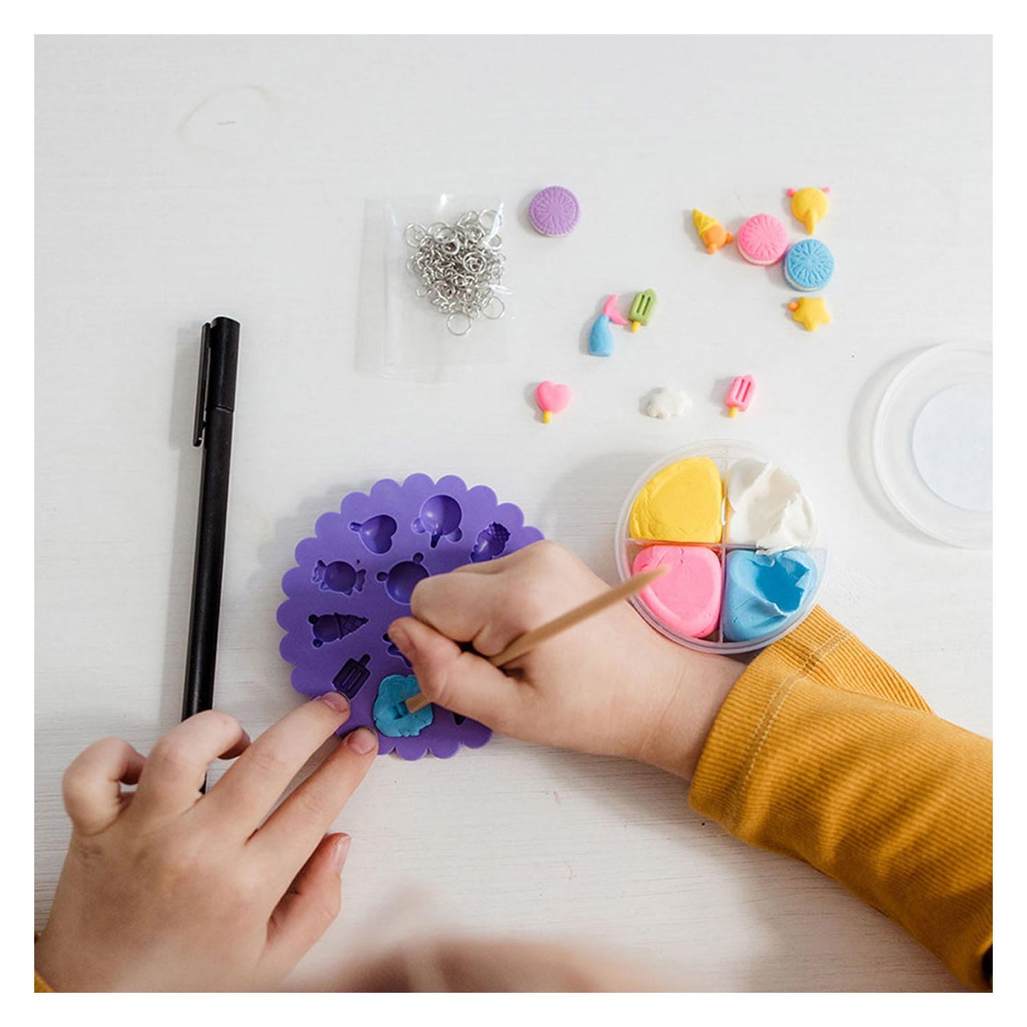 Totum vrolijke bedelarmbandjes maken happy bracelets - met zelfhardende klei en herbruikbare mal- creatief speelgoed meisjes vanaf 5 jaar