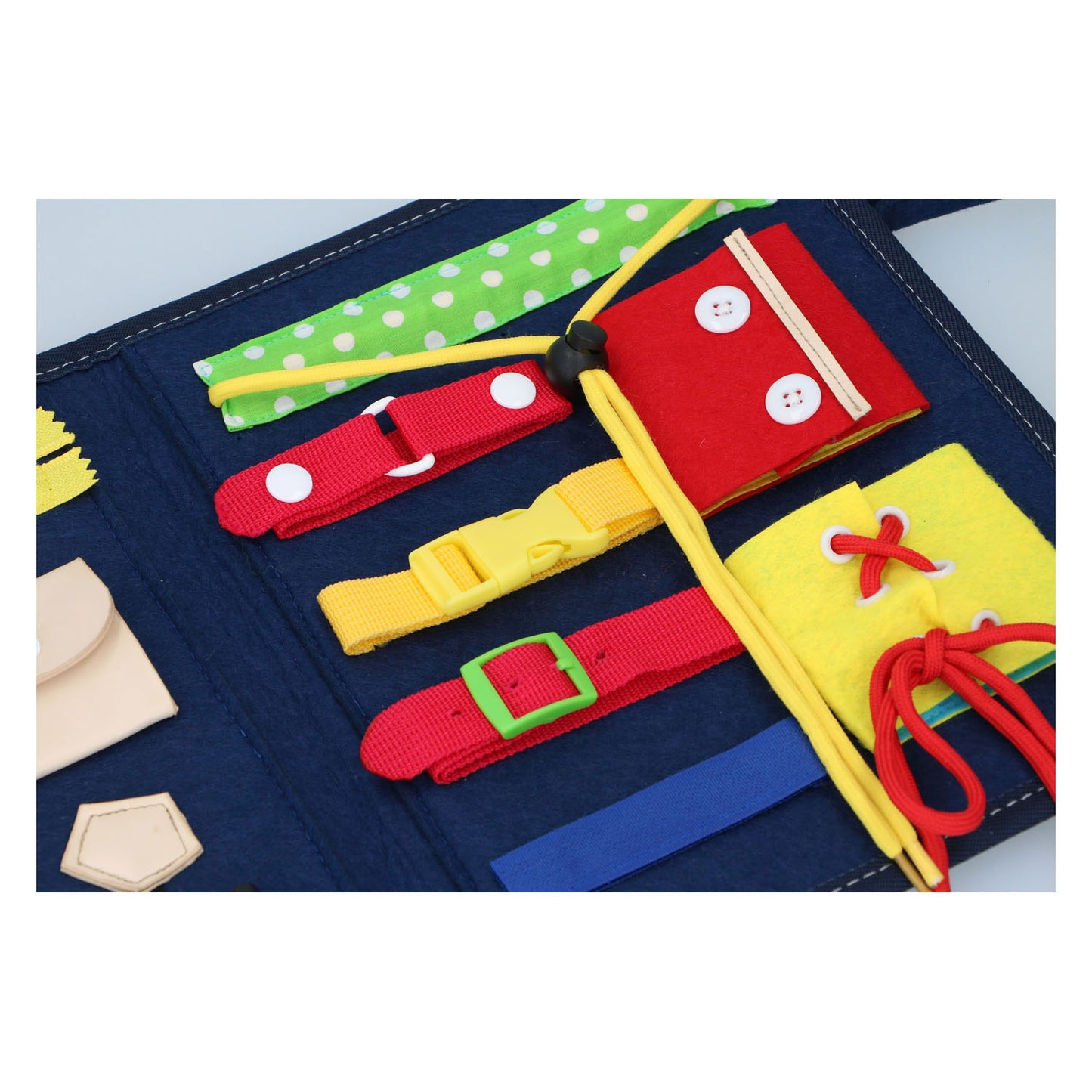 Eddy Toys Montessori activiteitenboek - kleding leren openen en sluiten - motoriek oefenen