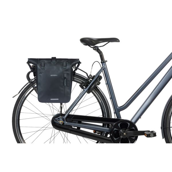 BASIL Enkele fietstas rivo m tarpaulin mik 12-15l 14 x 25 x 38 cm - zwart