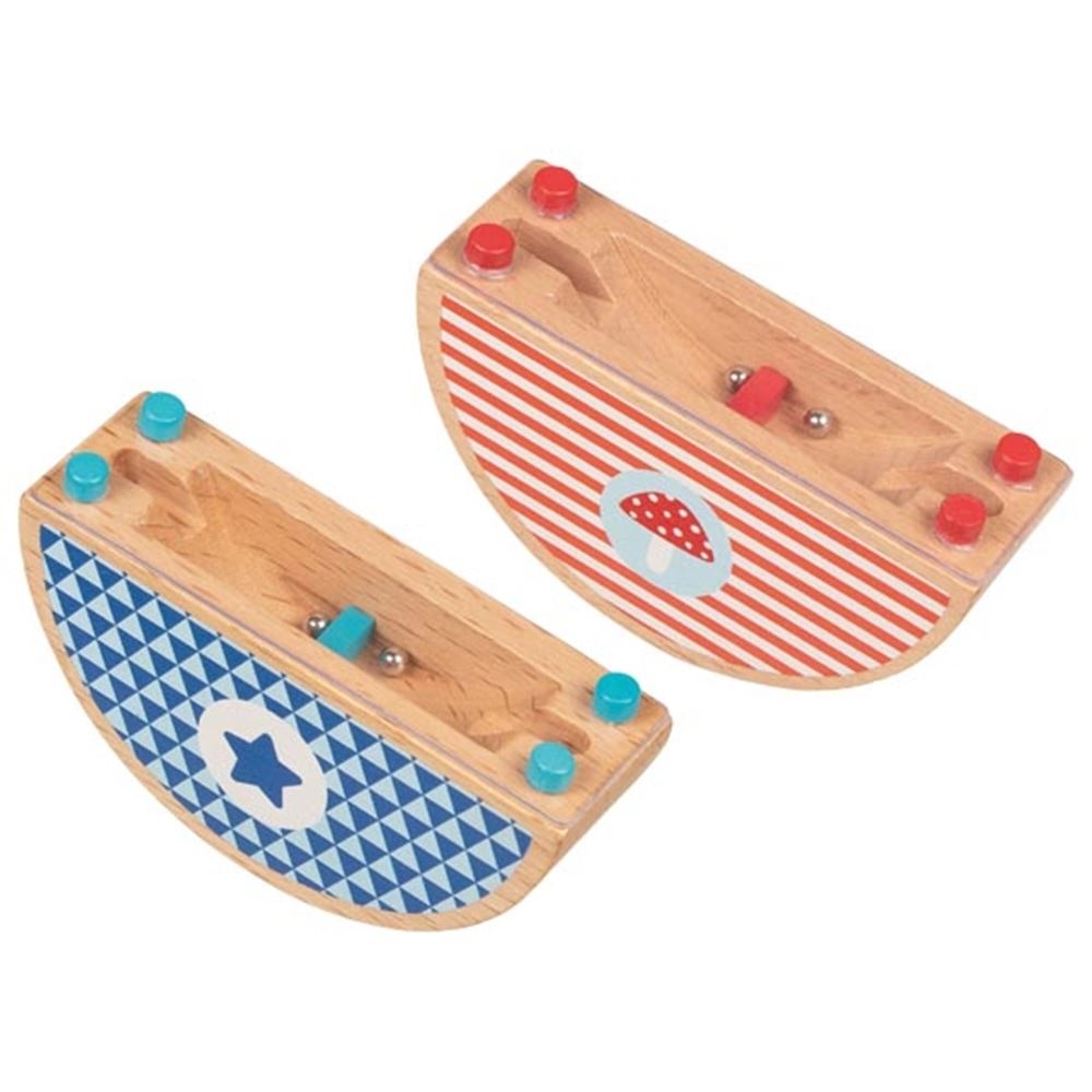Houten Tweeballentruc. 8,5x2,7x4,4 cm.