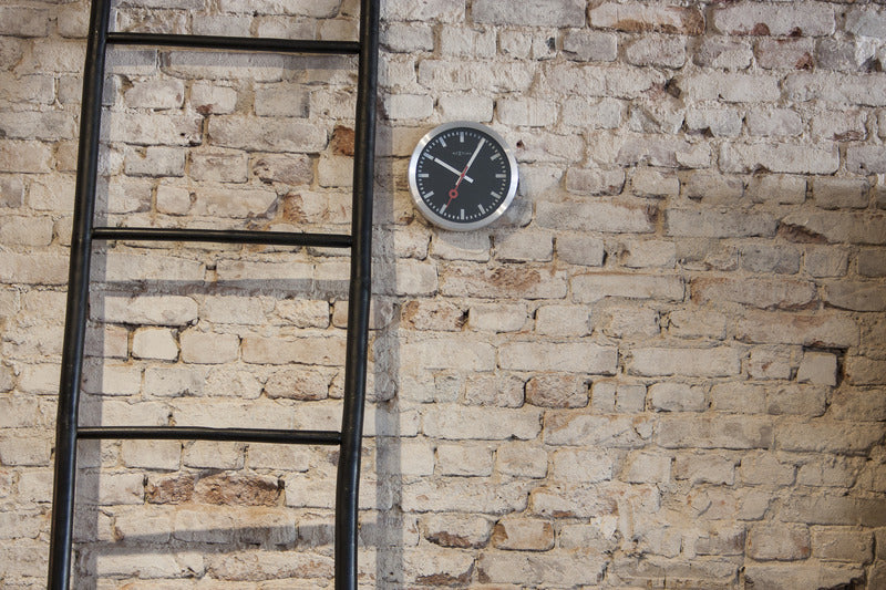 NeXtime ne-3998stzw wandklok #039;station #039; oslash;19 cm, geborsteld aluminium zwart