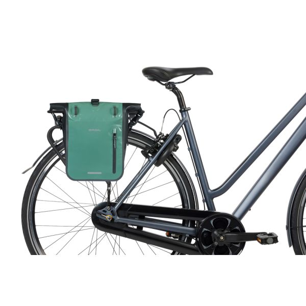 BASIL Enkele fietstas rivo m tarpaulin mik 12-15l 14 x 25 x 38 cm - groen zwart