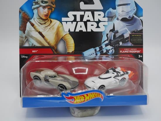 Hasbro Star wars 2 auto's rey samen met first order flametrooper