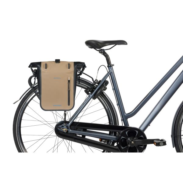 BASIL Enkele fietstas rivo m tarpaulin mik 12-15l 14 x 25 x 38 cm - zand zwart