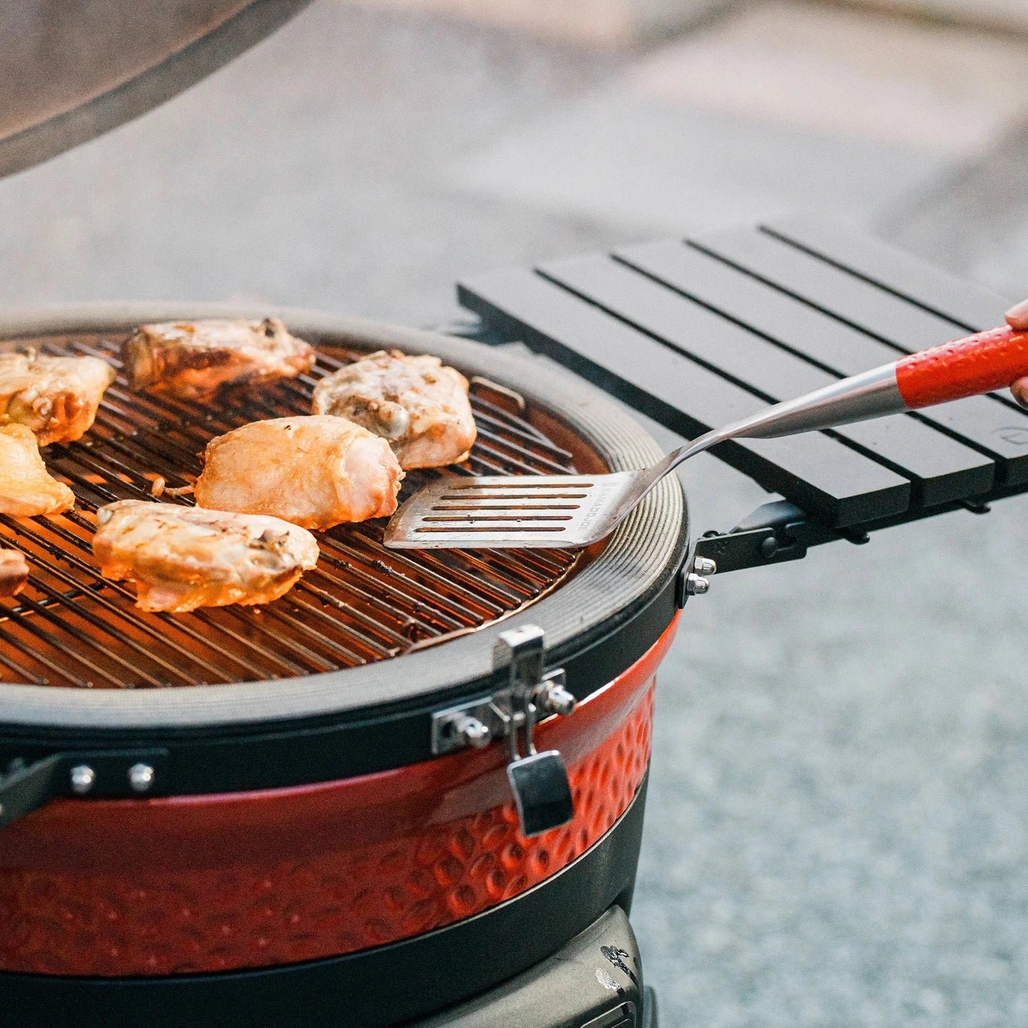 Kamado Joe krafted stalen spatel (roestvrij staal rood)