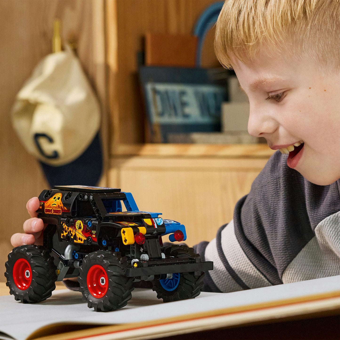 LEGO technic 42219 monster jam grave digger vuur en ijs