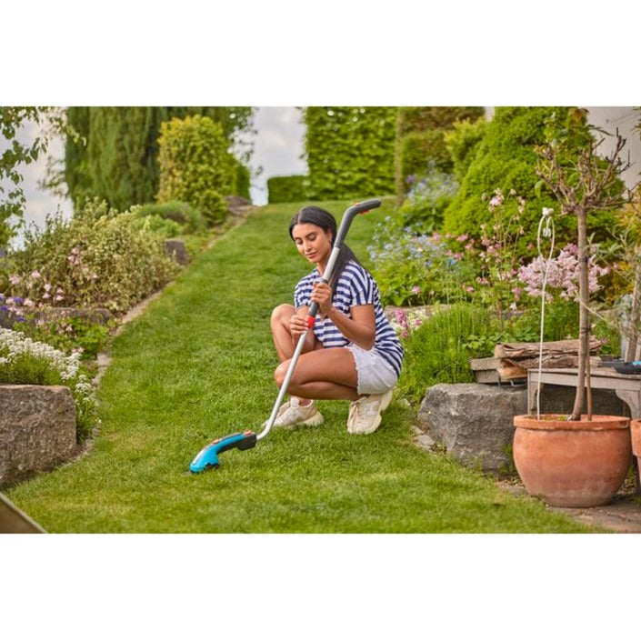 GARDENA accugrasschaar classiccut li set (turquoise zwart, incl. li-ion-accu 2,5ah, telescopische steel)