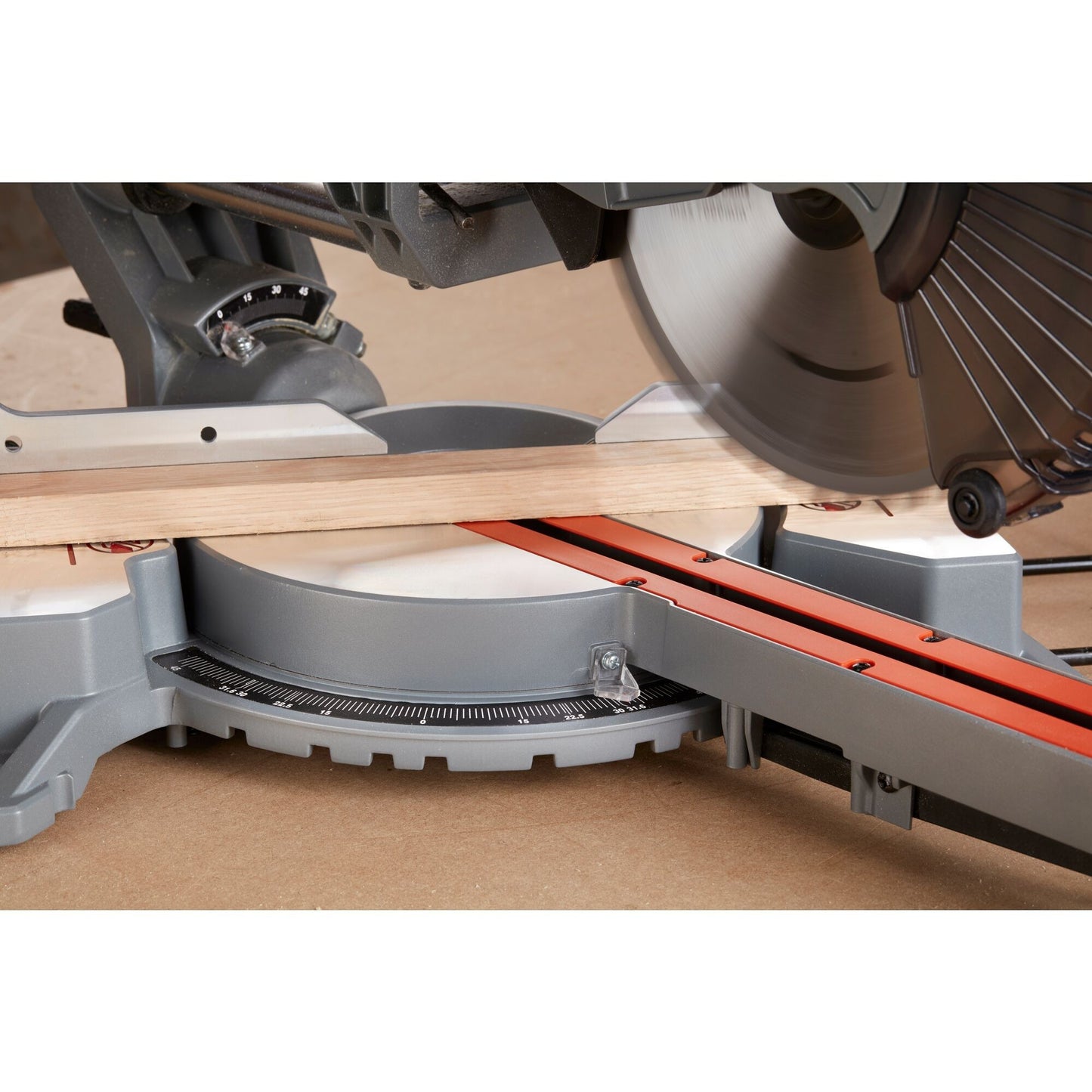 BLACK+DECKER 1600w 216mm afkort- en verstekzaag bes700-qs