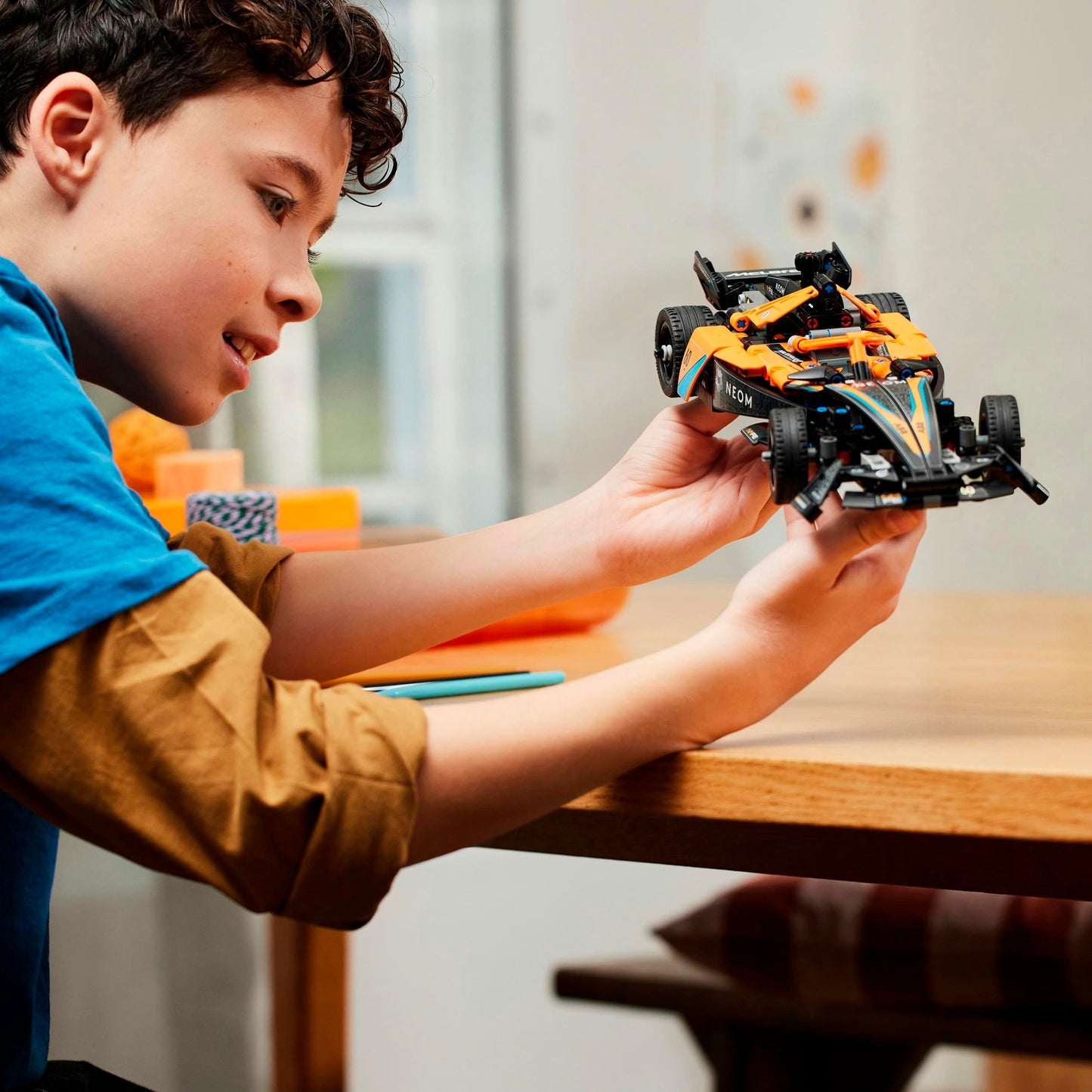 LEGO technic neom mclaren formula e racewagen - 42169