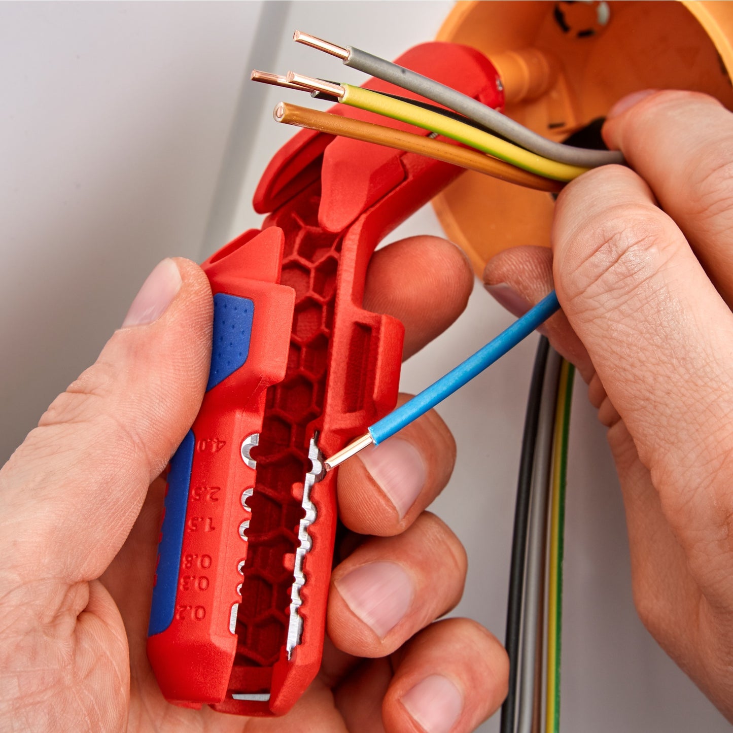 KNIPEX ergostrip universeel kabelstrip- ontmantelingsgereedschap (rood blauw)