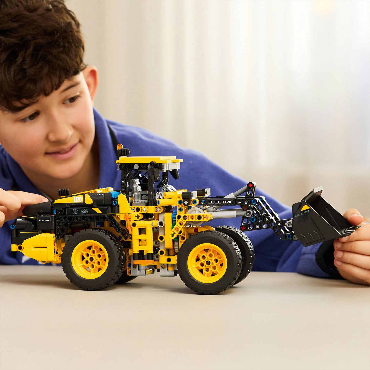 LEGO technic 42209 volvo l120 electric wiellader