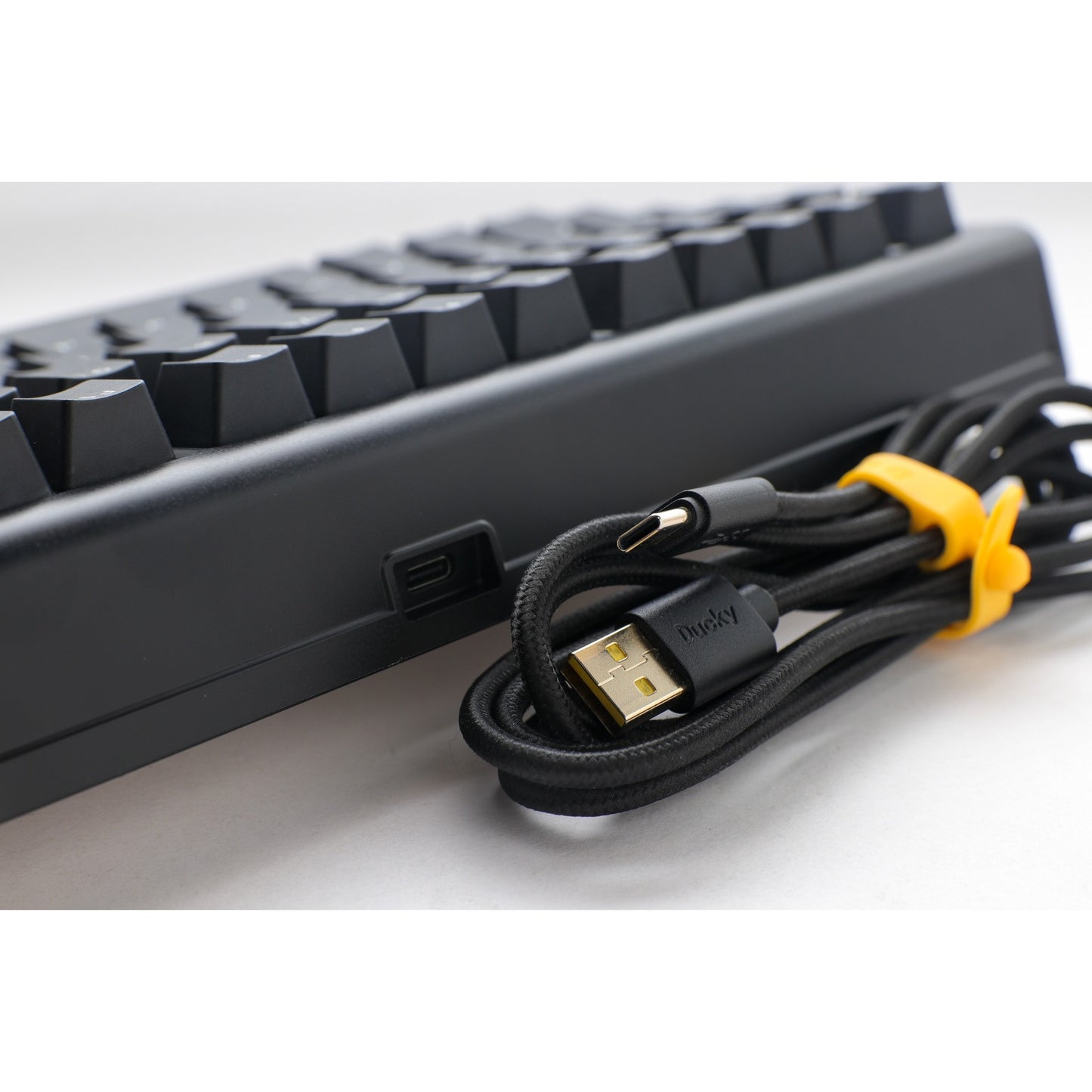 Ducky projectd tinker 75 met qmk via rgb mechanisch toetsenbord (zwart, us lay-out (qwerty), cherry mx red, 75%, rgb leds, double-shot pbt, hot-swappable, gasket mount)
