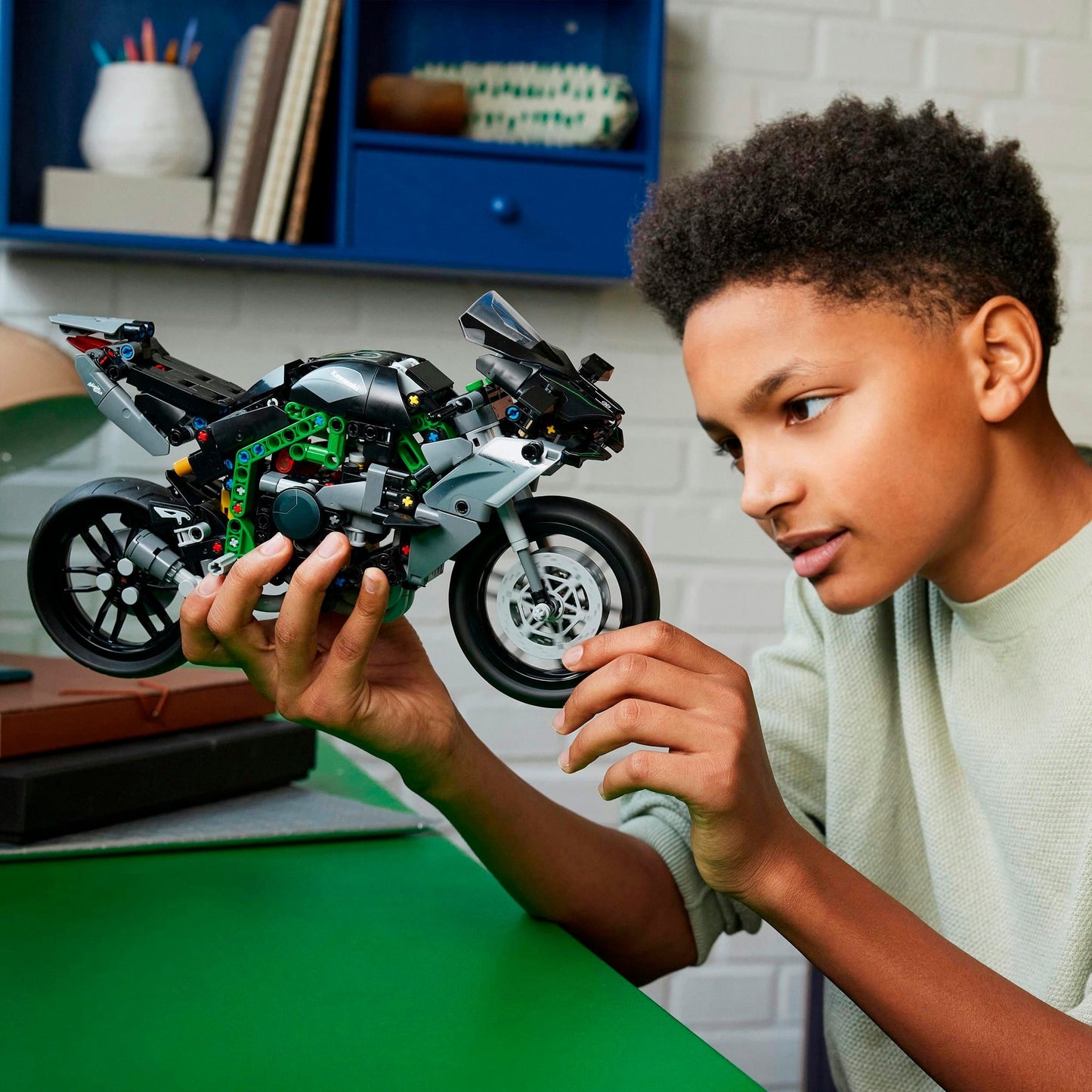 LEGO technic 42170 kawasaki ninja h2r motor