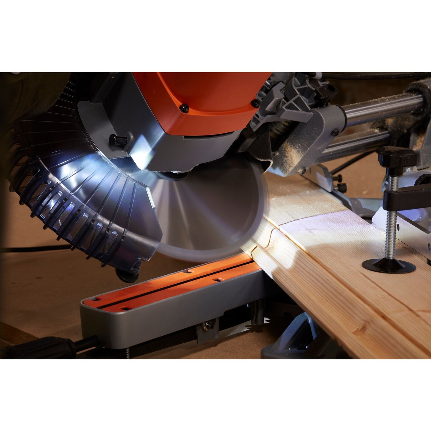 BLACK+DECKER 1600w 216mm afkort- en verstekzaag bes700-qs