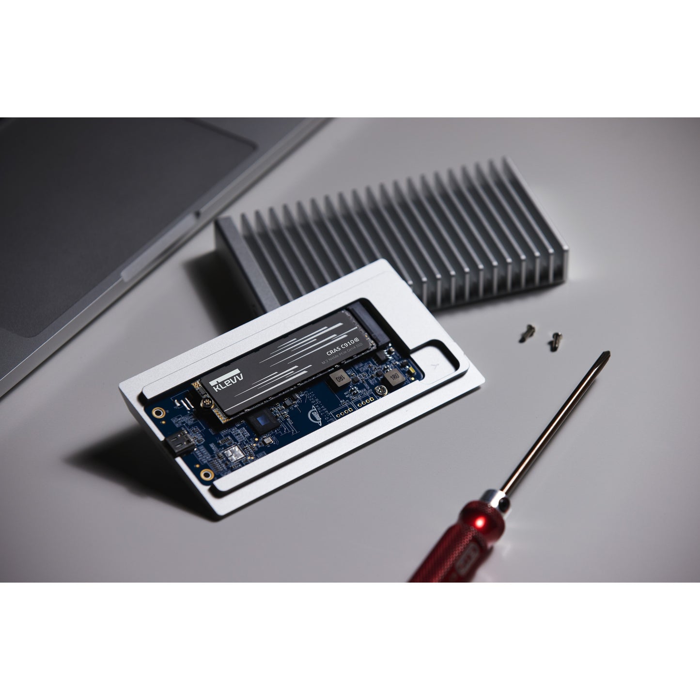 KLEVV cras c910g 4 tb ssd (zwart, k04tbm2sp0-10g, pcie gen 4.0 x4, nvme 2.0)