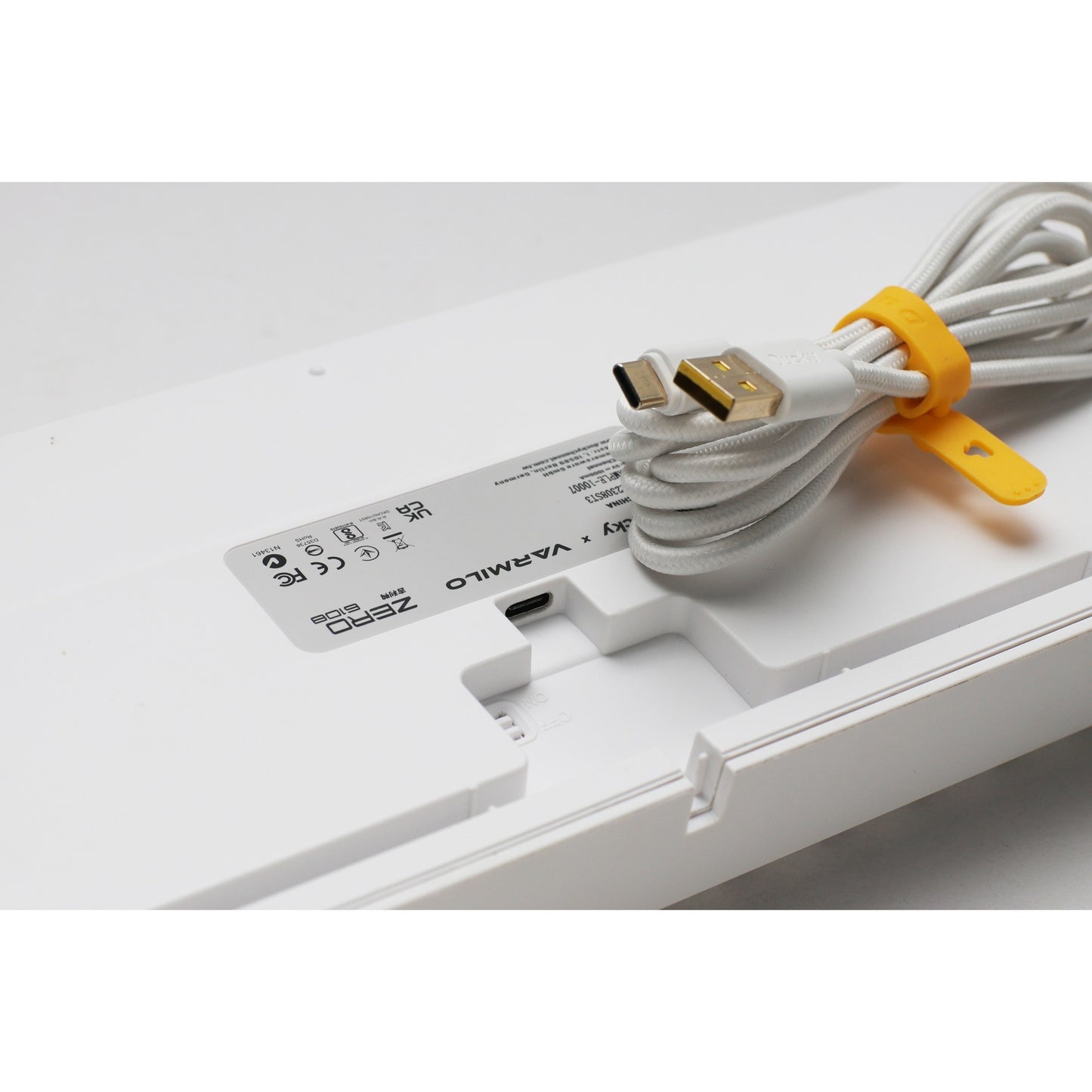 Ducky zero 6108 pure white rgb mechanisch gaming toetsenbord (wit, us lay-out (qwerty), cherry mx2a brown, 100%, rgb leds, double-shot pbt, hot swap, 2.4ghz | bluetooth | usb-c)