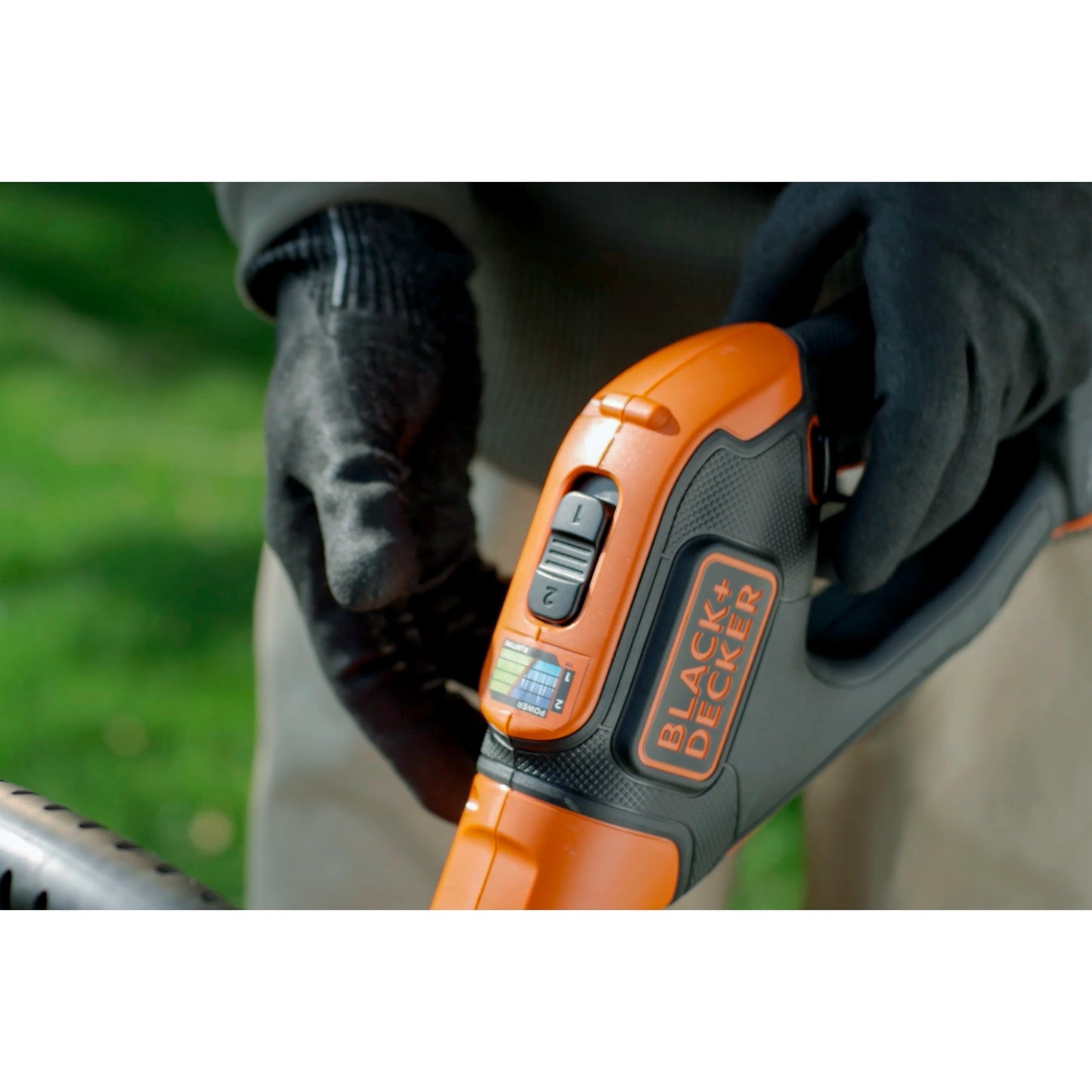 BLACK+DECKER 18v trimmer met 2 messen en accu grastrimmer (zwart oranje, 25 cm, accu inbegrepen)