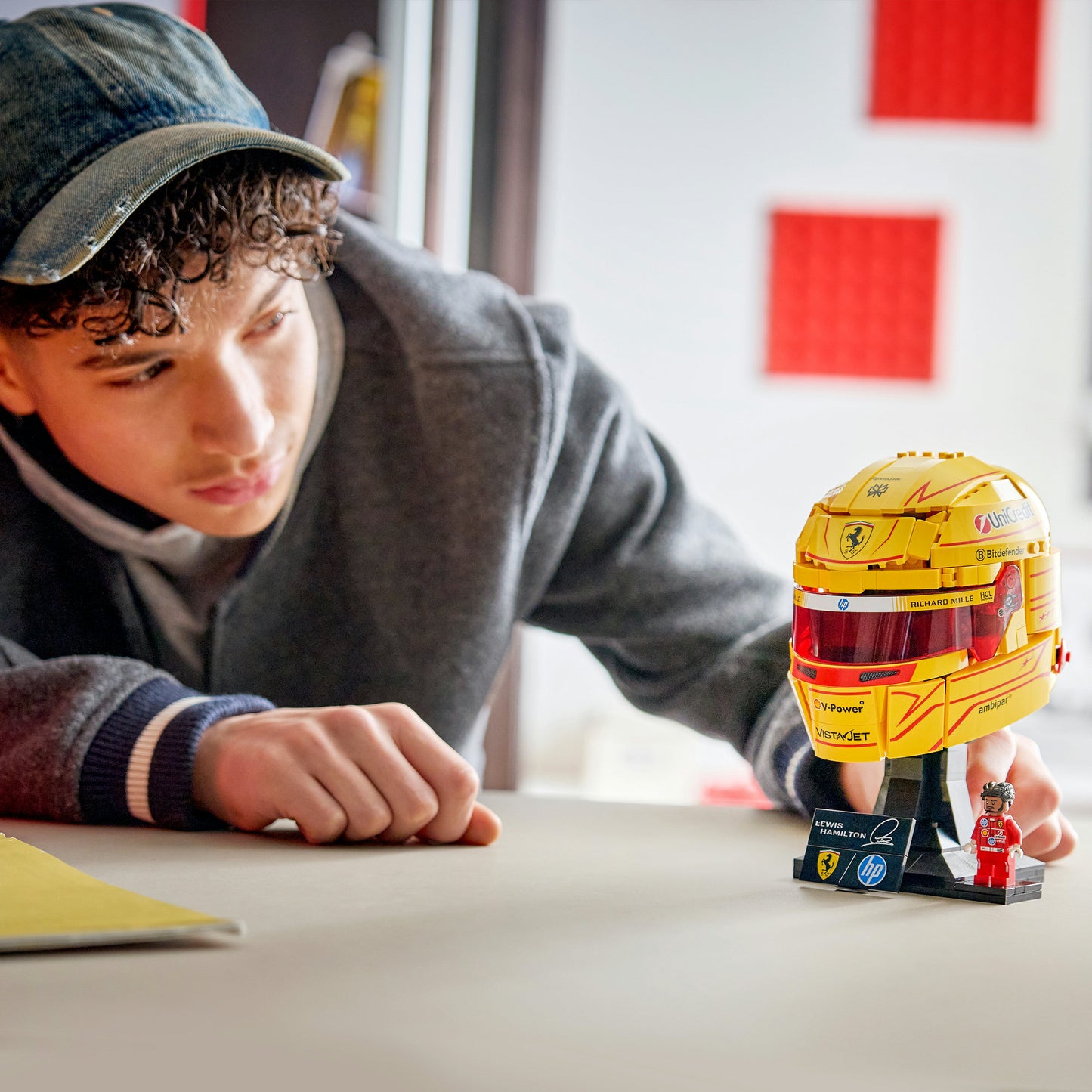 LEGO editions 43022 scuderia ferrari hp helm van lewis hamilton