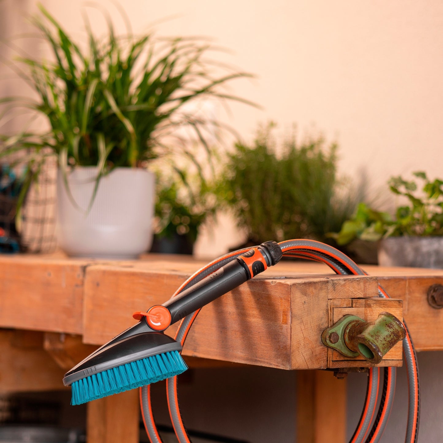 GARDENA cleansystem handborstel m hard, met slangaansluiting wasborstel (grijs turquoise, 18846-20)