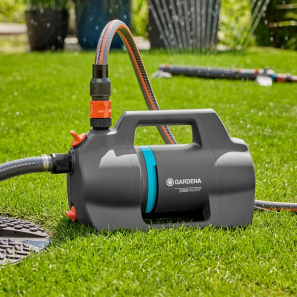 GARDENA besproeiingspomp 5000 silent set met slang en aanzuigunit (donkergrijs turquoise, 9081-20 | pomp | 20 m slang | 3,5 m aanzuigunit)