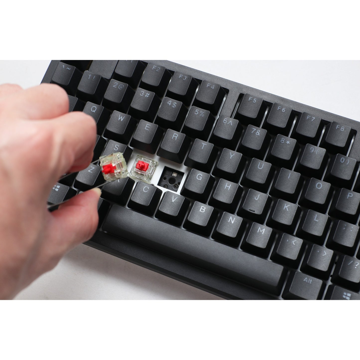 Ducky zero 6108 classic black rgb mechanisch gaming toetsenbord (zwart, us lay-out (qwerty), cherry mx2a red, 100%, rgb leds, double-shot pbt, hot swap, 2.4ghz | bluetooth | usb-c)