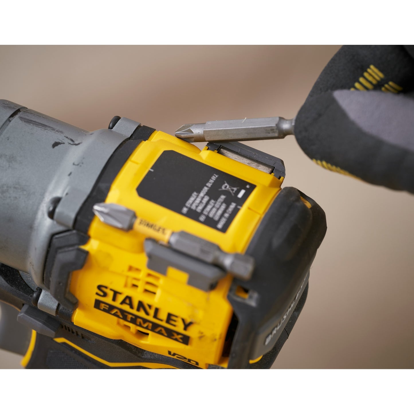 Stanley v20 18v borstelloze slagschroevendraaier (geel zwart, koffer, 2 accu's en oplader inbegrepen)
