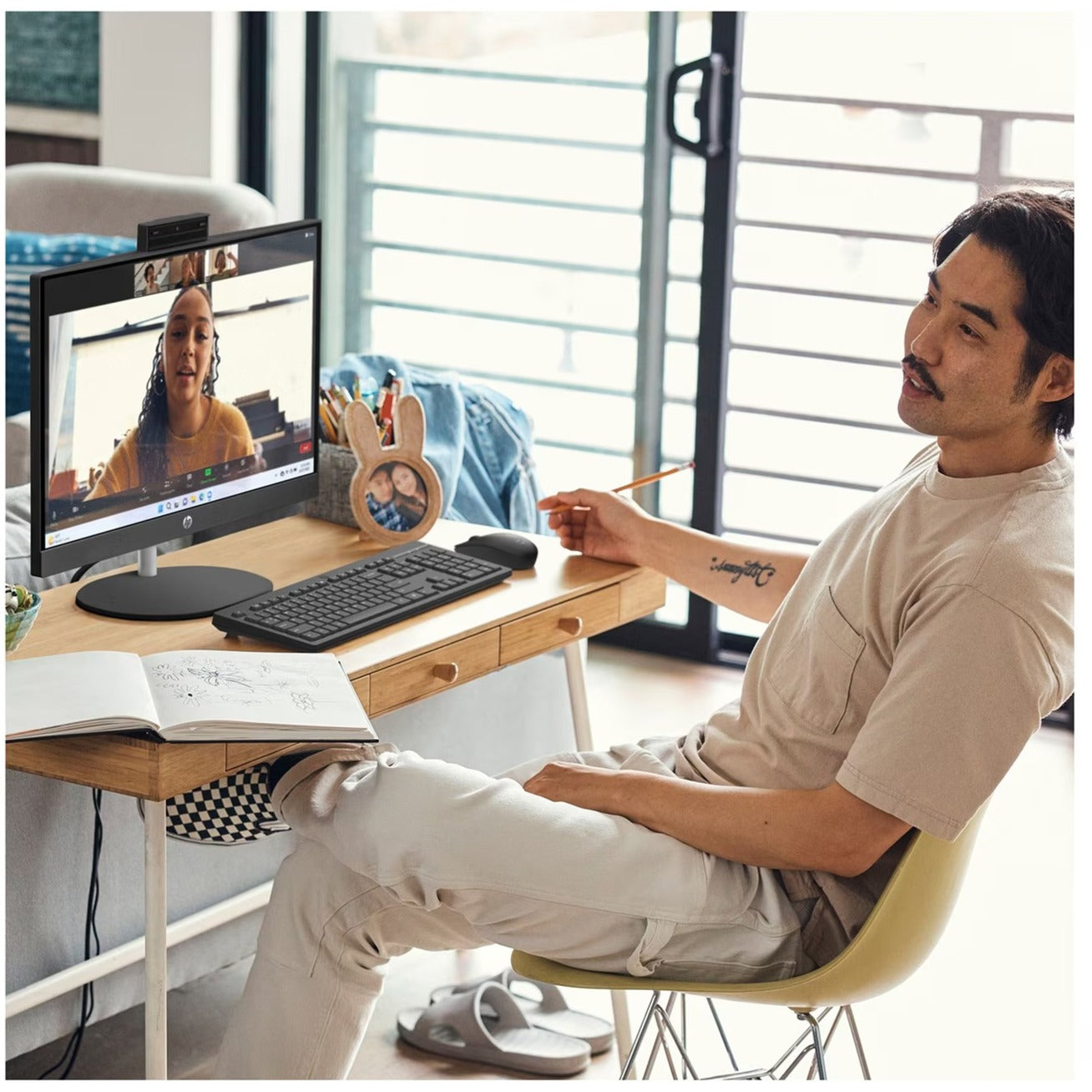 HP 24-cr0050nd all-in-one (895r0ea) all-in-one pc (zwart | r5 7520u | radeon graphics | 8 gb | 512 gb ssd)