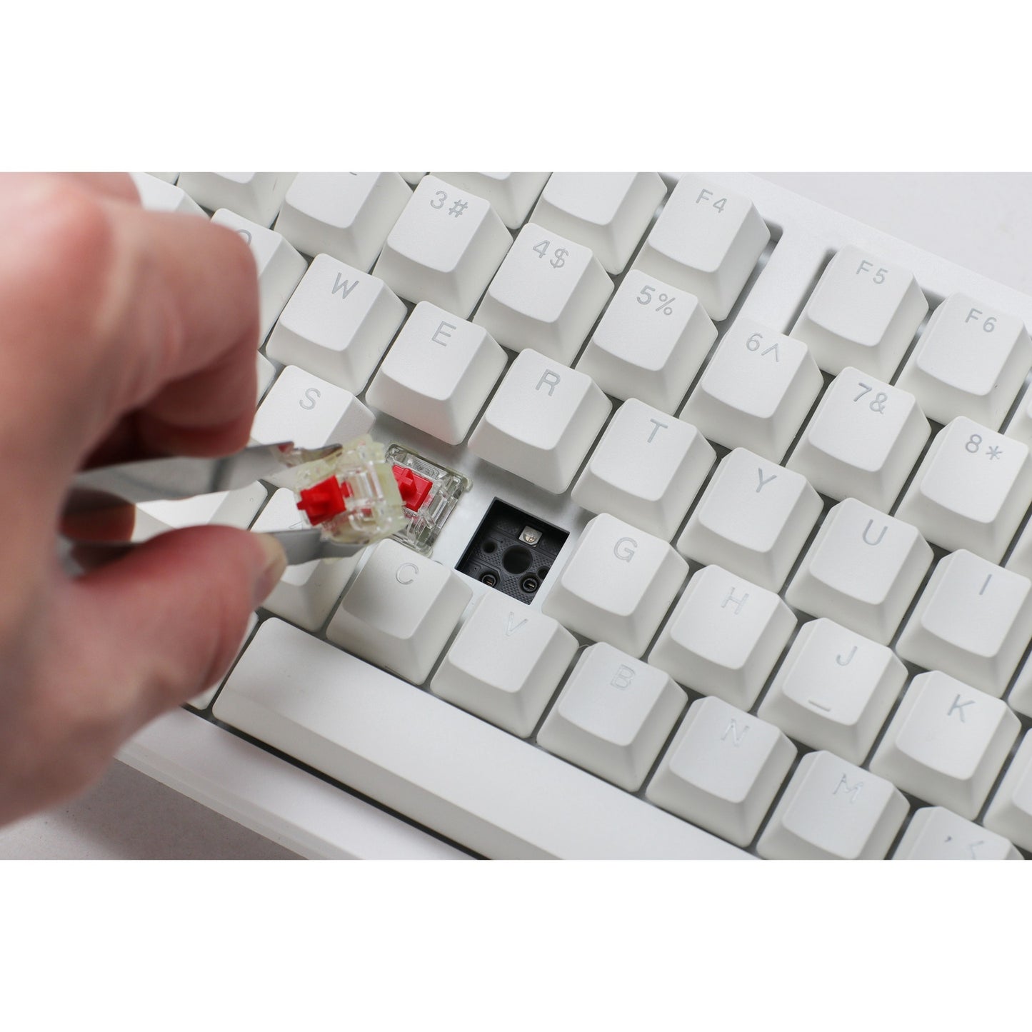Ducky zero 6108 pure white rgb mechanisch gaming toetsenbord (wit, us lay-out (qwerty), cherry mx2a blue, 100%, rgb leds, double-shot pbt, hot swap, 2.4ghz | bluetooth | usb-c)