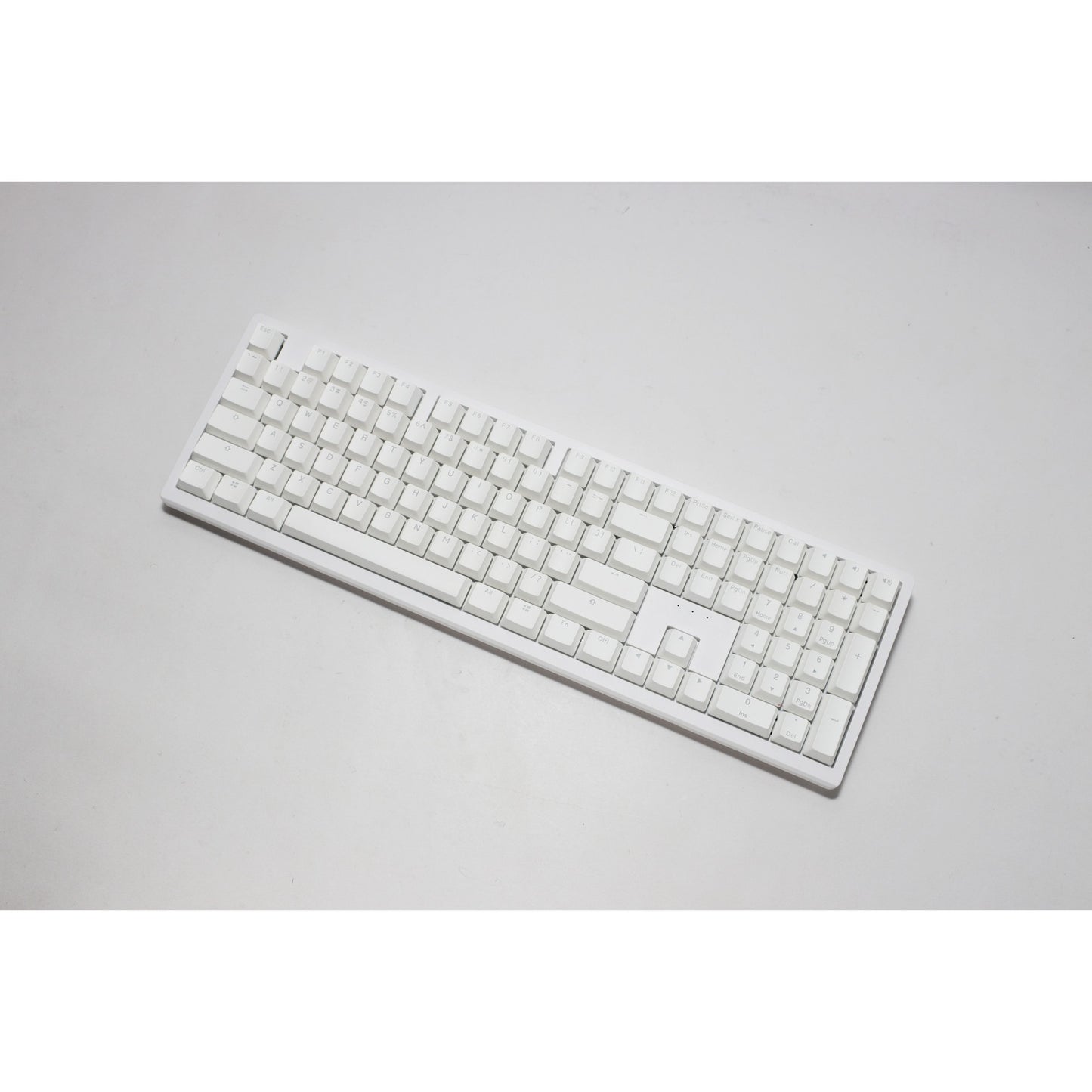 Ducky zero 6108 pure white rgb mechanisch gaming toetsenbord (wit, us lay-out (qwerty), cherry mx2a blue, 100%, rgb leds, double-shot pbt, hot swap, 2.4ghz | bluetooth | usb-c)