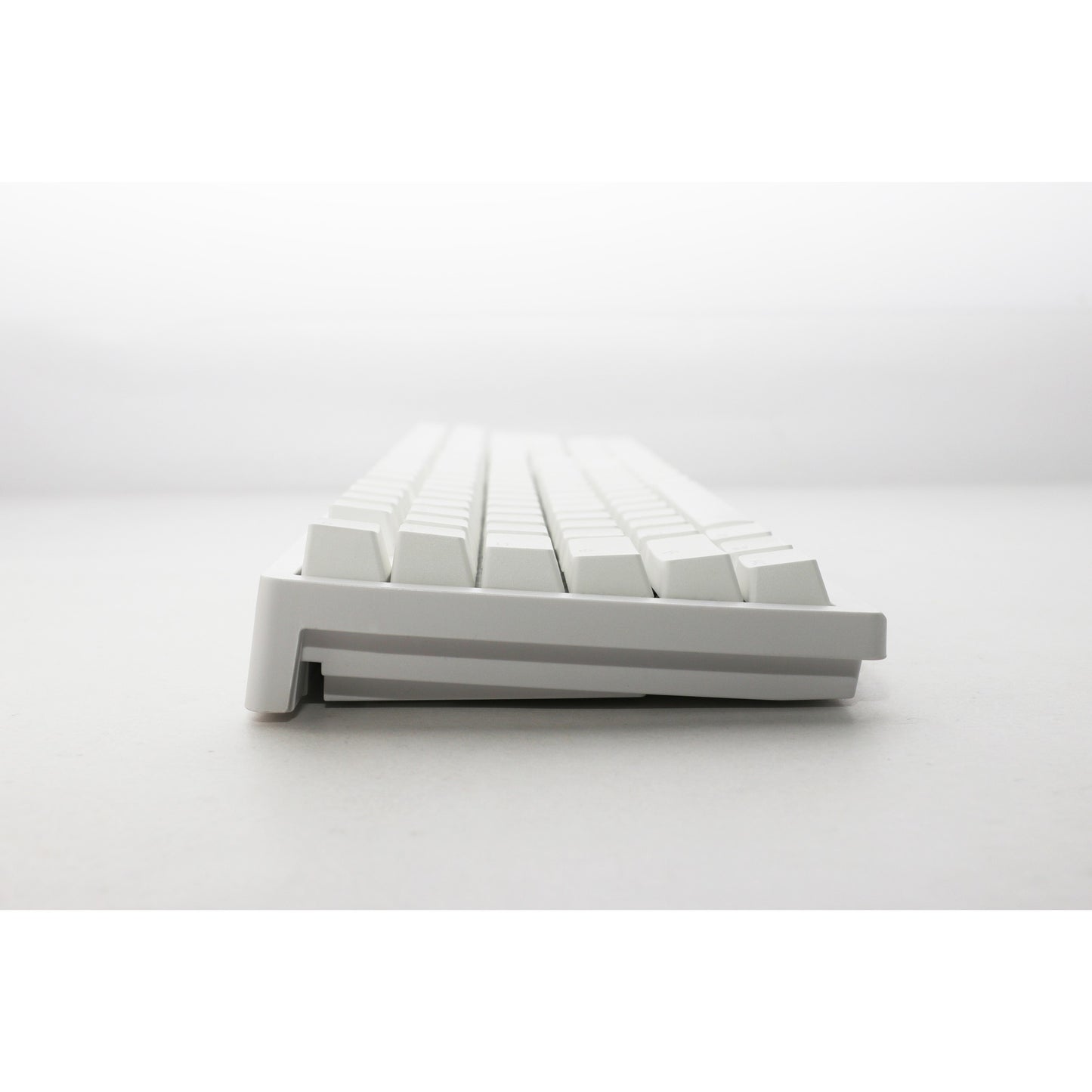 Ducky zero 6108 pure white rgb mechanisch gaming toetsenbord (wit, us lay-out (qwerty), cherry mx2a brown, 100%, rgb leds, double-shot pbt, hot swap, 2.4ghz | bluetooth | usb-c)