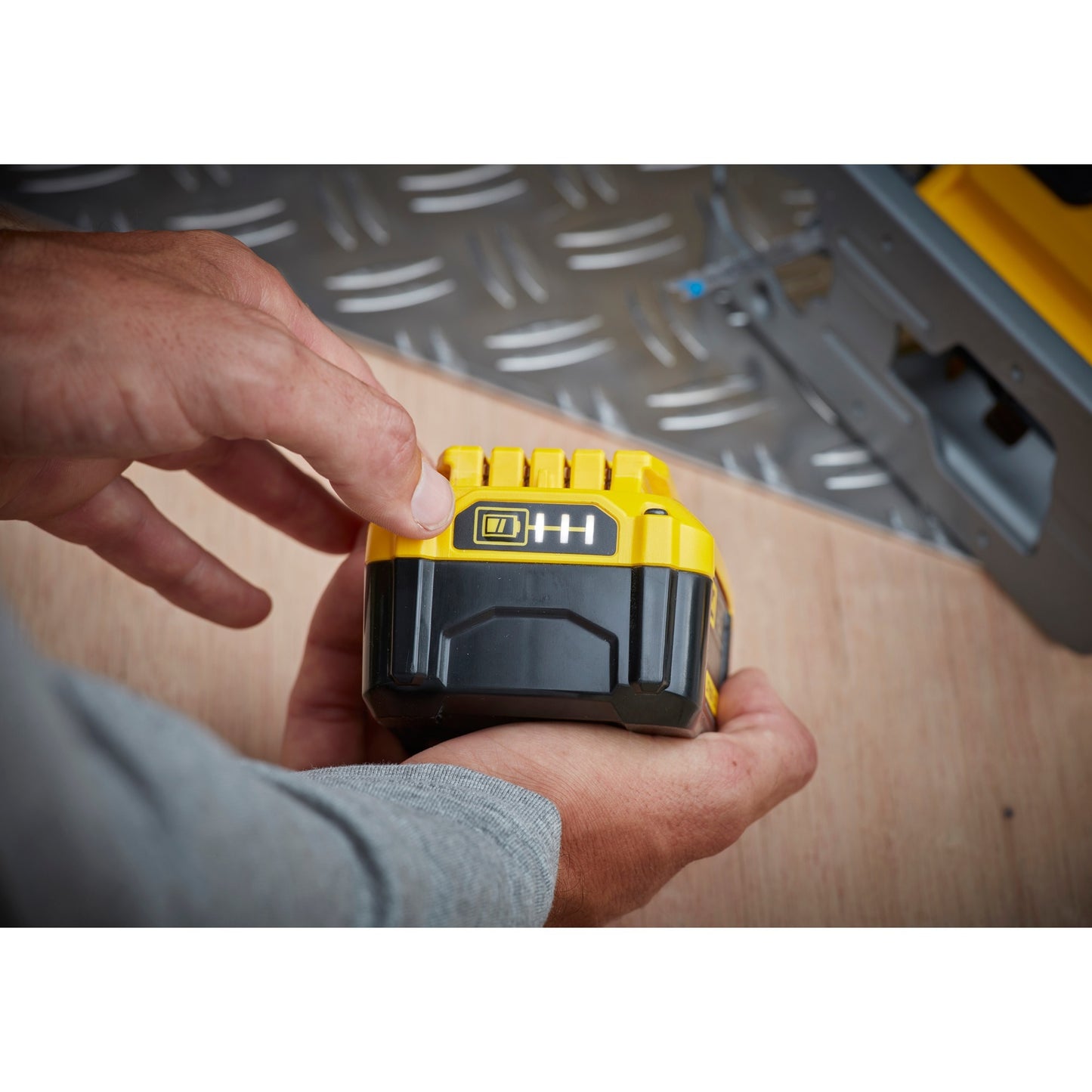 Stanley sfmcs600m2k fatmax® v20 accu decoupeerzaag 18v 4.0ah in koffer