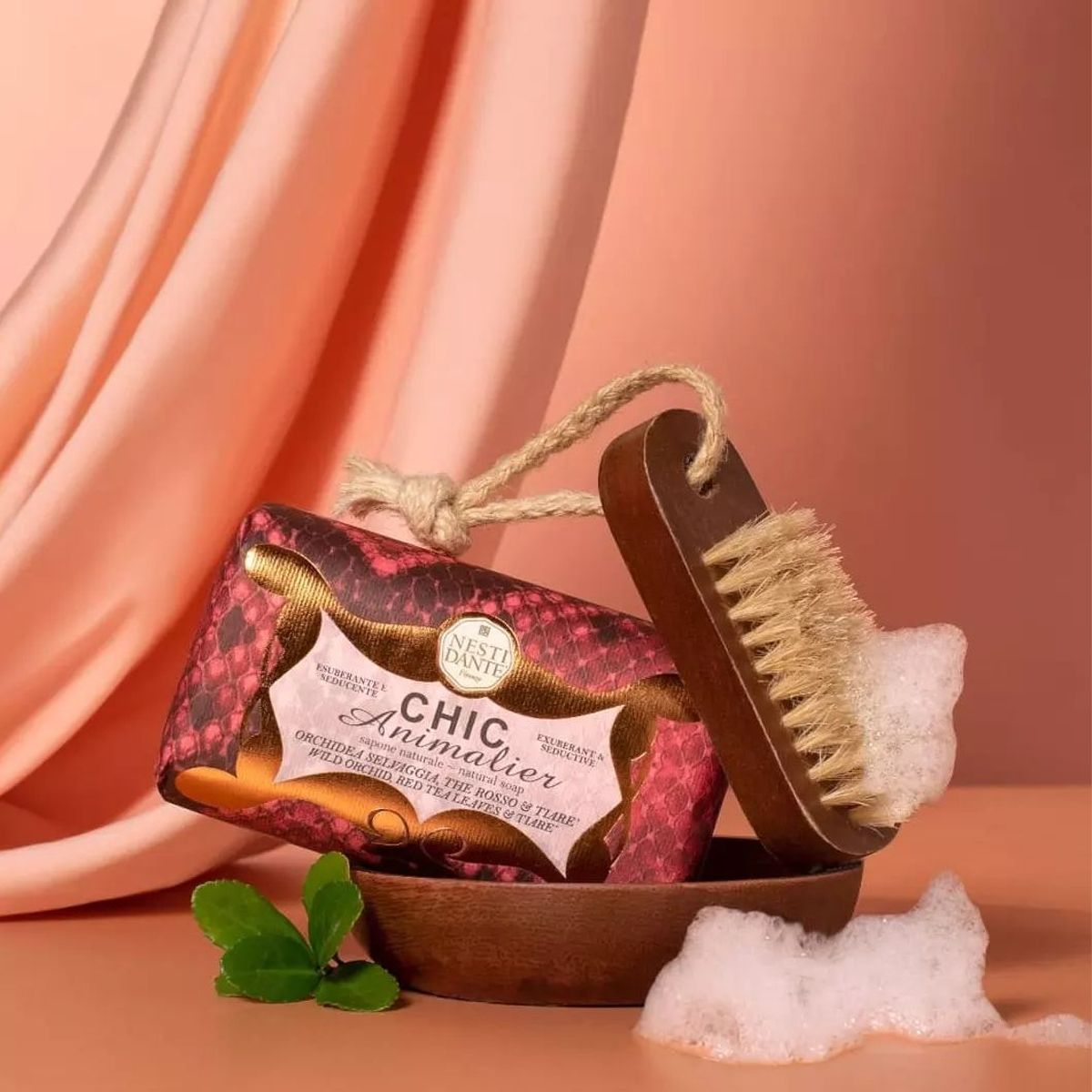 Nesti Dante chic animalier wild orchid, red rea leaves tiare zeep 250gr.